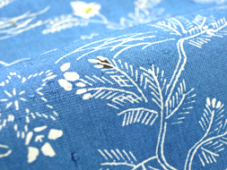 藍地に四季の花型絵染小紋紬着物