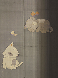暈し縞に仔犬と蝶々すくい織紬附下 宮繍苑里葉